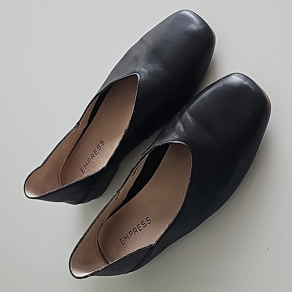 Black ballet flats.  Leather. Size 9.5 (40)